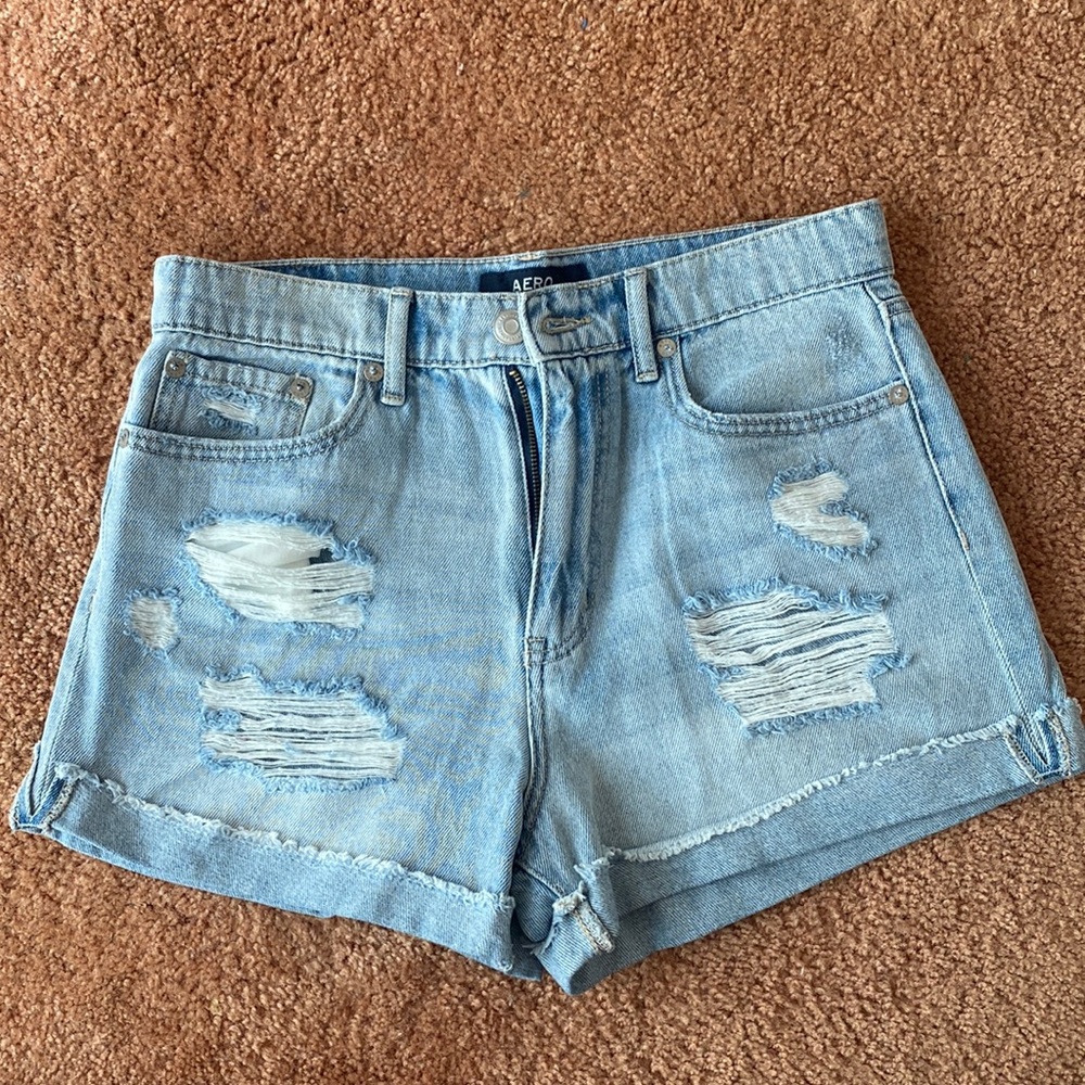 LIGHT WASH DISTRESSED CUFFED MOM JEAN SHORTS